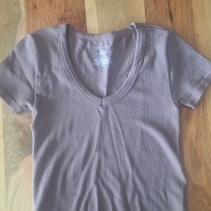 No Boundaries Ribbed V-Neck Short Sleeve Top - Taupe Mauve Medium